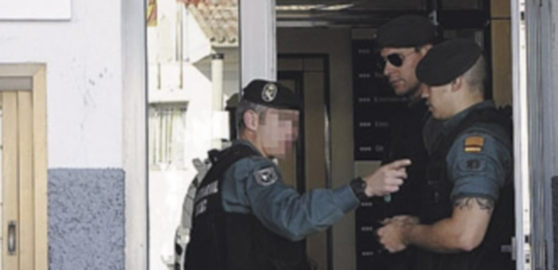 Agentes de la Guardia Civil durante el registro de uno de los ayuntamientos. / EFE