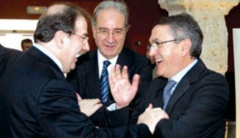 Juan Vicente Herrera conversa con Ginés Clemente (i) en presencia de José Vega. / Ical