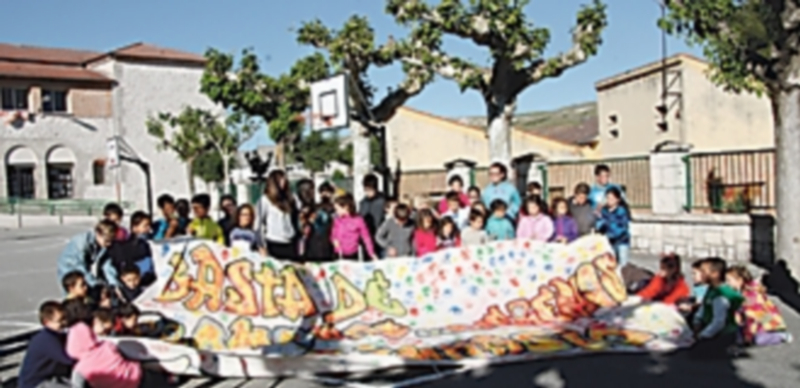 Pancarta realizada por la AMPA del colegio ‘La Villa’ y extendida en el patio del centro. / Chantal Núñez