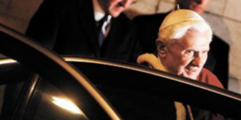 Benedicto XVI sube a su coche tras visitar el pasado domingo la Iglesia Luterana de Roma y reunirse con varios de sus representantes. / Reuters