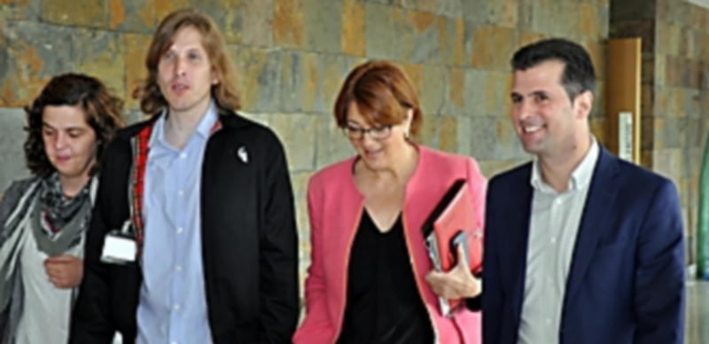 Podemos abre el debate sobre la profesionalización de las Cortes 1 Los secretarios regionales de PSOE y Podemos