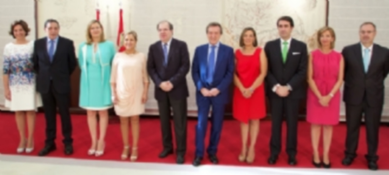 Herrera pide a sus consejeros “ilimitada” capacidad de trabajo y búsqueda de pactos 1 Foto de familia de los nueve consejeros que forman el equipo de Gobierno del presidente de la Junta