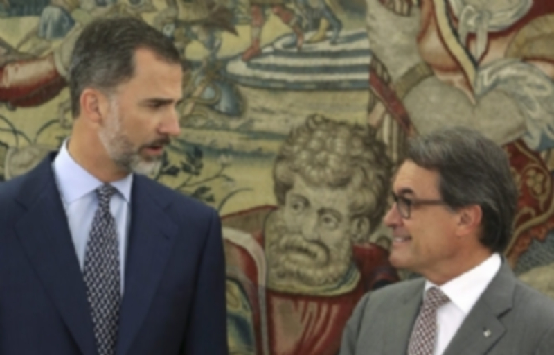 Mas se reúne con el Rey, tres días después del pacto independentista 1 Felipe VI y Artur Mas conversan durante la reunión que mantuvieron ayer en el Palacio de la Zarzuela. / EFE