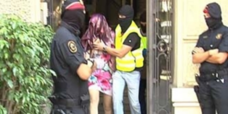 Varios agentes detienen a una persona acusada de un delito. / E.P.