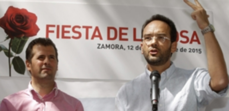 Hernando respalda a Tudanca y califica a Rajoy como un “fraude” 1 Antonio Hernando (d) y Luis Tudanca (i) participaron en la fiesta de la rosa que organizó el PSOE de Zamora. / EFE