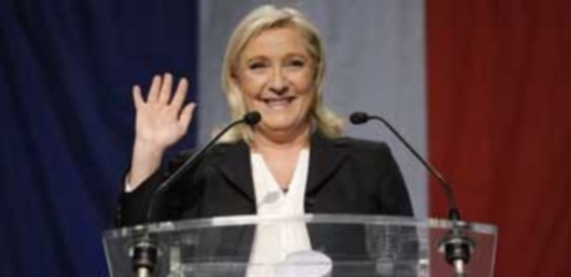 La líder del Frente Nacional de Francia celebra los resultados que su partido consiguió en la primera vuelta de las elecciones regionales francesas. / Efe
