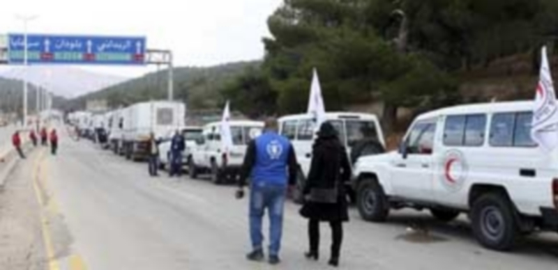 Varios vehículos de la Media Luna Árabe Siria se dirigen hacia la ciudad sitiada de Madaya para atender a la población. / Efe