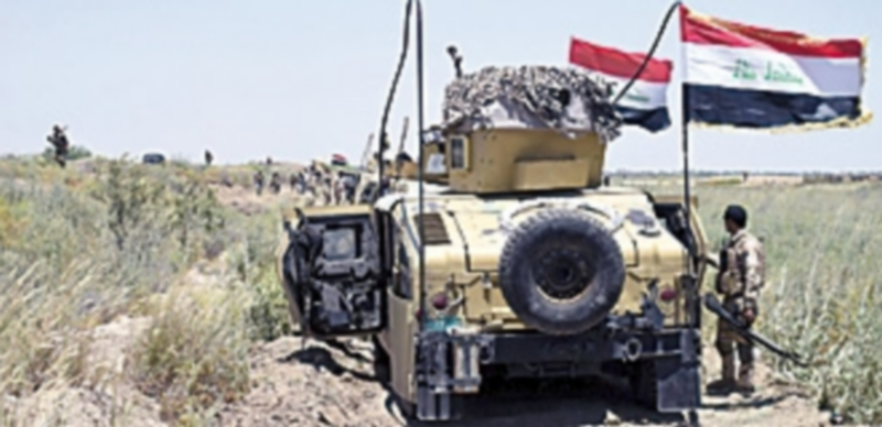 Soldados del Ejército iraquí toman posiciones en las inmediaciones del suroeste de Faluya antes de iniciar el asalto. / EFE