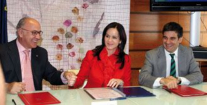 Imagen de la firma del convenio entre la consejera Silvia Clemente y el director general de Cajamar (izq.) / Ical