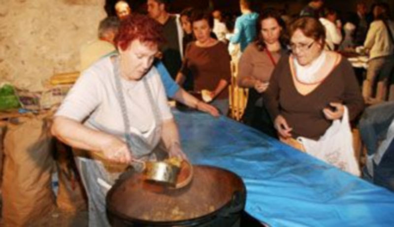 Las patatas con carne del barrio de El Salvador cerraron sus fiestas con numeroso público. /Gabriel Gómez