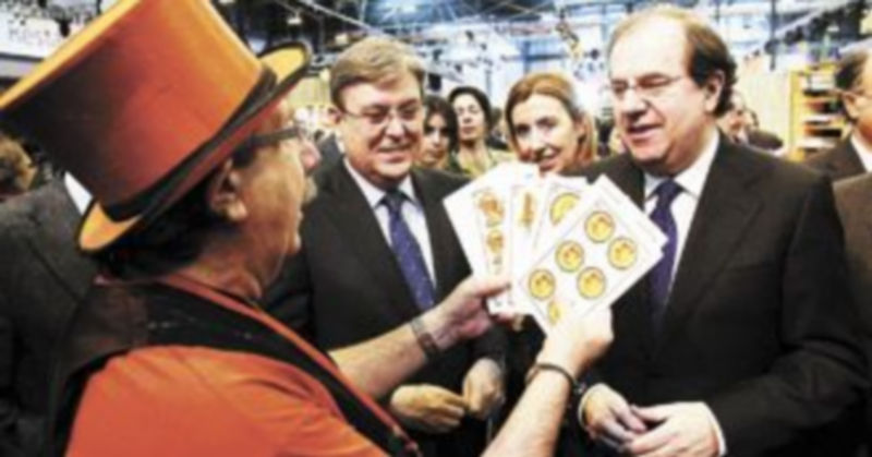 ‘Zink’ convertirá a la región en referente de innovación hotelera 1 Un mago realiza un truco al presidente de la Junta