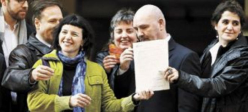 Los promotores de la nueva Batasuna muestran la solicitud de su partido ante el Ministerio del Interior