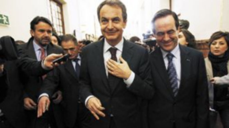 La segunda reunión en tres semanas entre Zapatero y Bono alimentó las suspicacias sobre la sucesión del político leonés. / Reuters