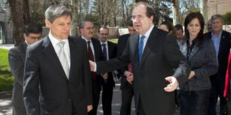 Herrera saluda a Dacian Ciolos (i)