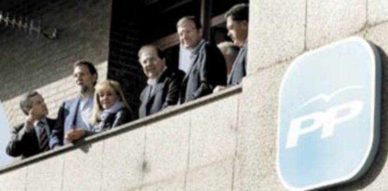 Mariano Rajoy (2 i) inaugura la nueva sede del PP de León junto con Isabel Carrasco