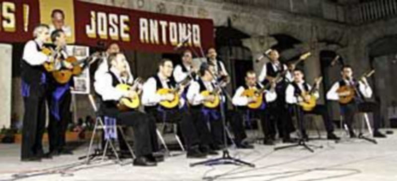 La Ronda Segoviana trajo una de sus Doce Rondas de Amor hasta este homenaje en la villa. / Gabriel Gómez.