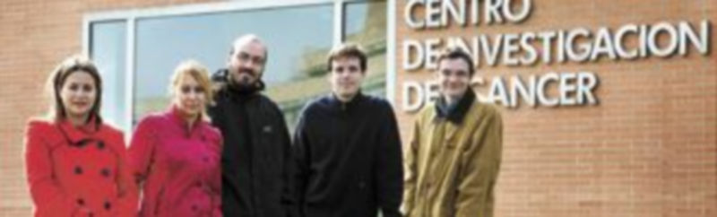 Los cinco investigadores ‘junior’ del Centro de Investigación del Cáncer (CIC) posan frente a la entrada del centro salmantino.