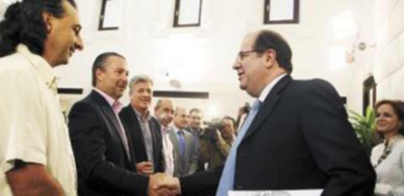 Herrera saluda a Donaciano Dujo ante los demás representantes de las Opas. / Ical