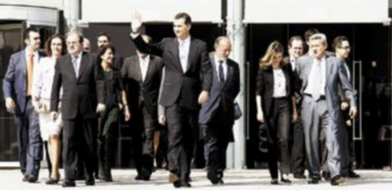 Los Príncipes de Asturias y el resto de autoridades salen del Centro Cultural Miguel Delibes