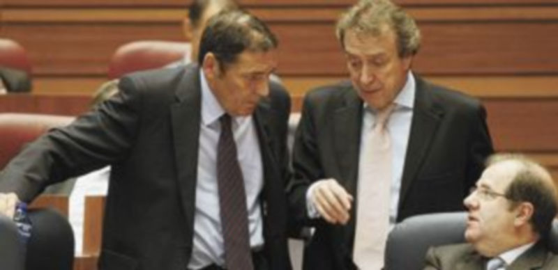 Juan Vicente Herrera (d) conversa con Antonio Sáez Aguado (i) y José Antonio de Santiago-Juárez durante el pleno. / Ical