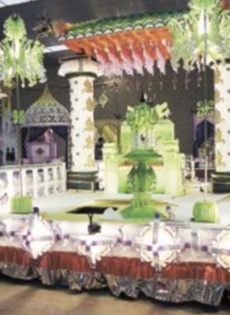 Una de las vistosas carrozas que cruzarán las ciudades al comienzo de la tarde. / Luis López Araico.