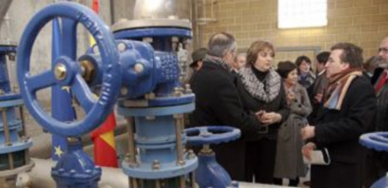 Imagen de archivo de una visita institucional a la estación potabilizadora de agua para la comarca. /Gabriel Gómez.