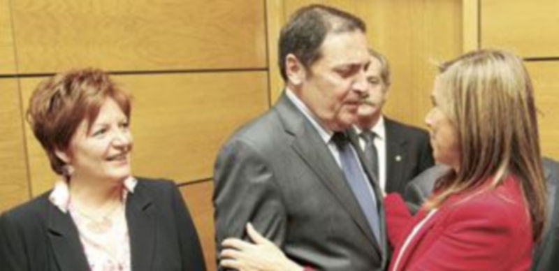 Ana Mato saluda a Antonio Sáez en la reunión del Consejo Interterritorial del Sistema Nacional de Salud. / Juan Lázaro (ICAL)