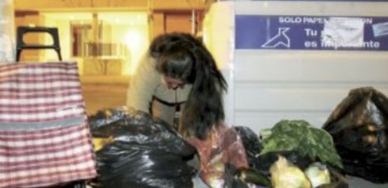 Una mujer recoge alimentos desechados de una gran superficie comercial. / Ical