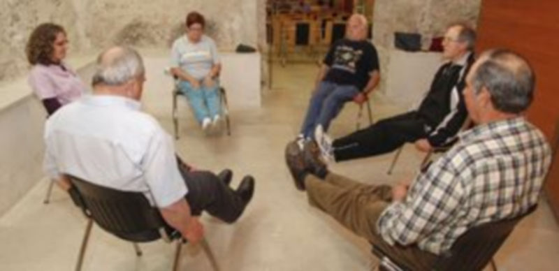 Grupo de enfermos trabajando con la cuidadora diferentes habilidades físicas. / Gabriel Gómez