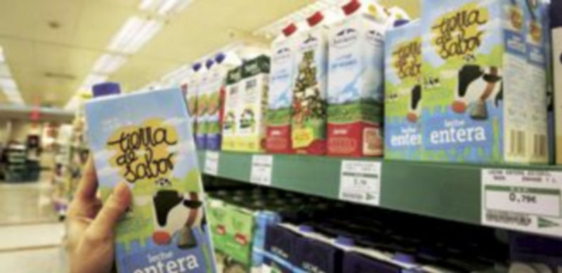 Tetra-bricks de leche de Tierra de Sabor en los lineales de una de las grandes superficies comerciales de la región. /Ical