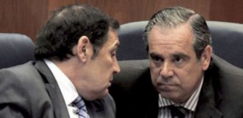 Sáez (i) habla con el procurador Jesús María Aguilar