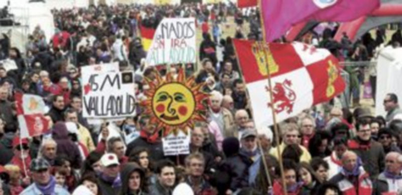 Miles de personas acudieron a la localidad comunera a festejar el Día de la Comunidad con sus banderas y pancartas reivindicativas. / Ical