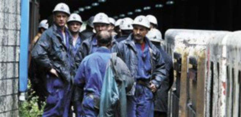 Compañeros de los ocho mineros encerrados en la mina Santa Cruz