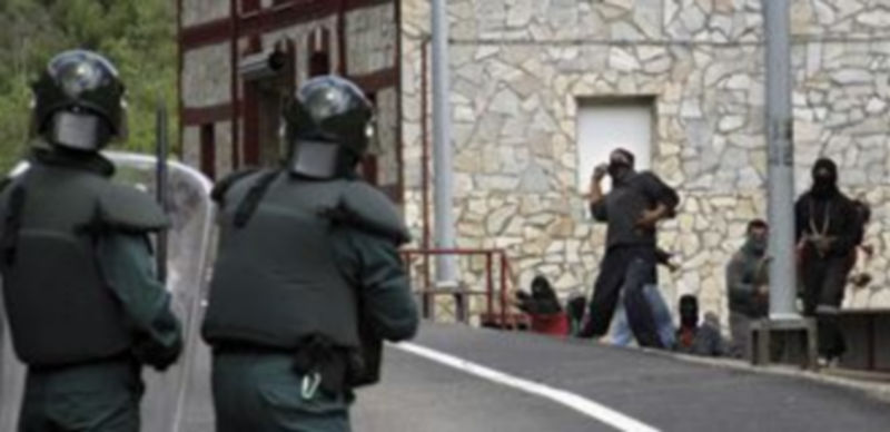 Varios mineros se enfrenta al GRS de la Guardia Civil tras cortar la N-630 en Ciñera de Gordón (León). / Ical.