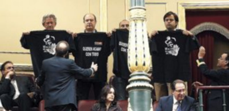 Mineros y representantes sindicales muestran camisetas a favor de la minería durante el pleno del Congreso. / Ical