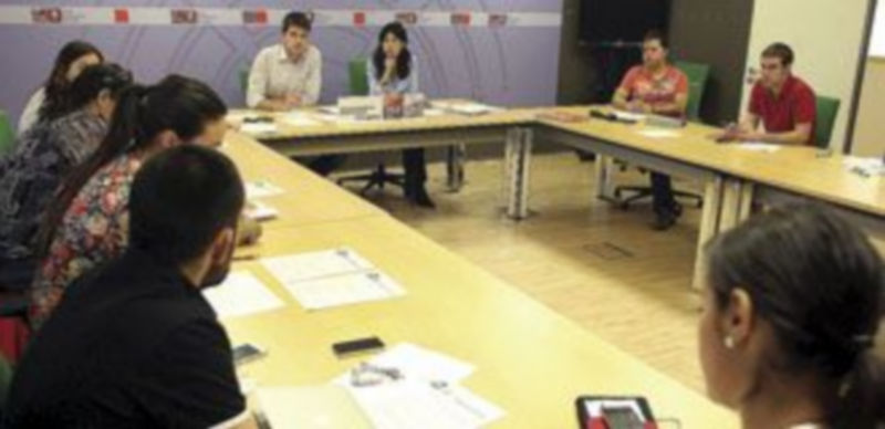 El PSOE quiere recuperar las ayudas de movilidad y conocer la subida de tasas 1 Ana Redondo y David Jurado durante el encuentro para analizar las propuestas que demandarán en los Presupuestos. / Ical