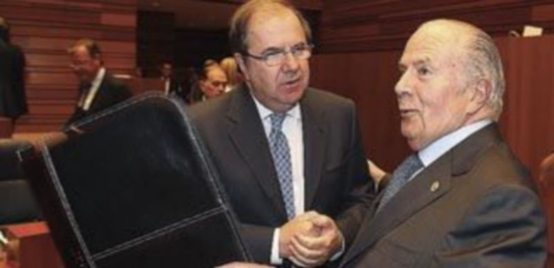 Amoedo defiende que los ciudadanos presentan más quejas si hay Defensor 1 Herrera y Amoedo dialogan en el hemiciclo de las Cortes. / ICAL