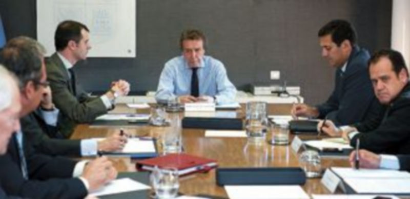 La Junta impulsa la ordenación del territorio a través de los delegados 1 De Santiago-Juárez preside la reunión con los nueve delegados territoriales de la Junta. / Ical