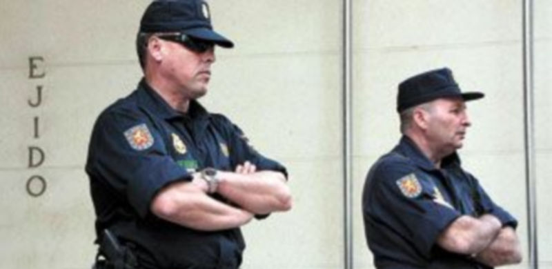 Dos agentes de la Policía Nacional custodian la entrada a la Casa Consistorial de la localidad almeriense. / EFE