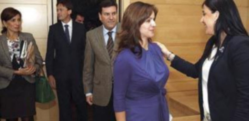 Agricultura reafirma su apuesta por la consolidación de Tierra de Sabor 1 Silvia Clemente (i) conversa con la portavoz socialista de la materia