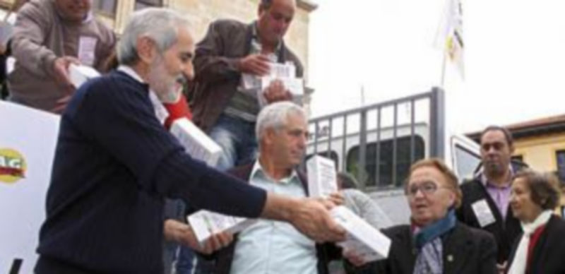 Imagen de archivo de profesionales del sector lácteo repartiendo leche gratis en León. / Ical