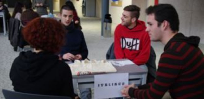 Los alumnos intercambiaron experiencias en el ágora del campus la jornada del Banco del Tiempo Express./ E. A.