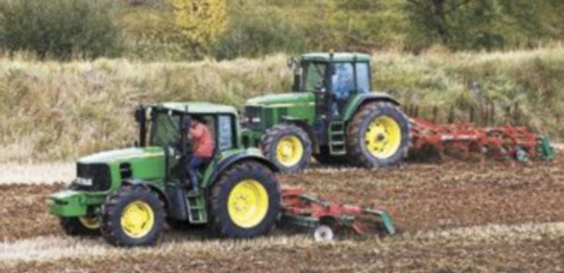 Hay que evitar el empleo de la maquinaria con suelos mojados que fuerzan a un mayor consumo. / Luis López Araico