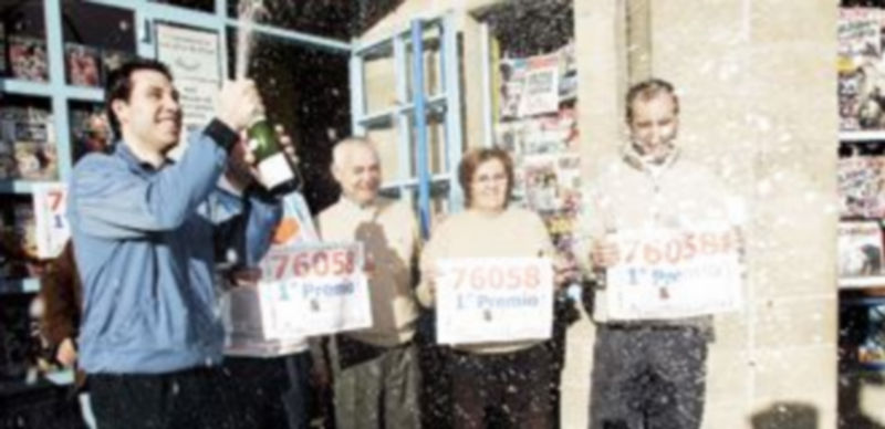 Los ‘pellizcos’ del Gordo 1 Agraciados y propietarios de un kiosco de la capital vallisoletana donde vendieron un décimo del Gordo de Navidad. / Ical