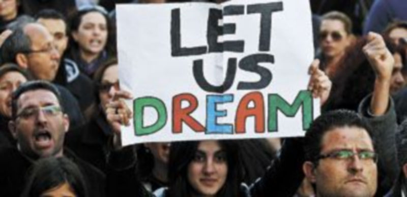 Miles de ciudadanos chipriotas se manifiestan ante la oficina de Unión Europea en Nicosia como protesta por lo que les está sucediendo. / Reuters