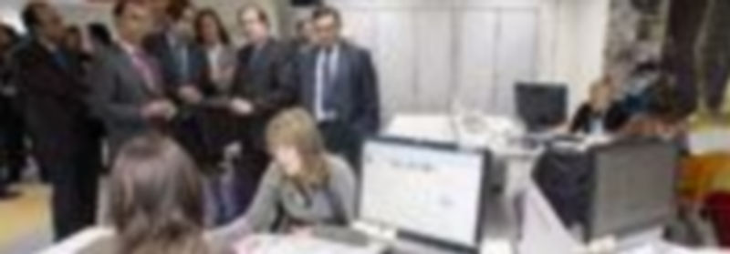 Herrera (2d) y Antón (2i) visitan las instalaciones de la Oficina para la Autonomía Joven que opera en Valladolid. / ICAL