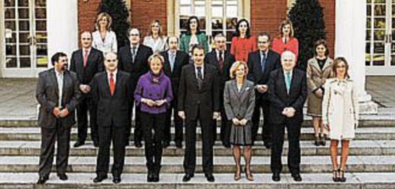 El nuevo Ejecutivo socialista posa al completo en las escaleras de la entrada de Moncloa tras celebrar su primer Consejo de Ministros. / BALLESTEROS (EFE)