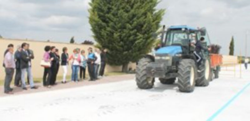 Las autoridades observaron el desarrollo de los exámenes de conducción de alumnos de las autoescuelas./ Nuria Pascual