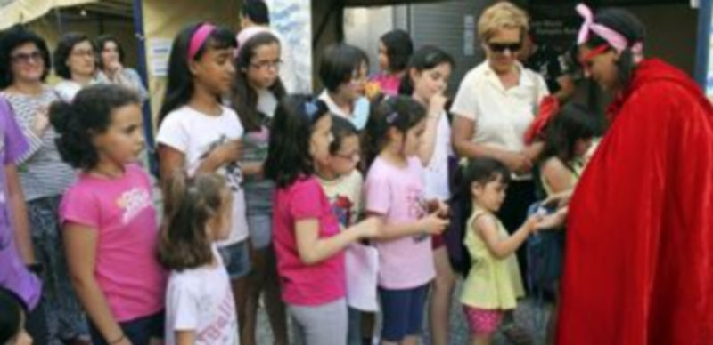 Los personajes de la obra “El Gran Libro Mágico” inauguraron la feria y sortearon entradas para su espectáculo / Nuria Pascual