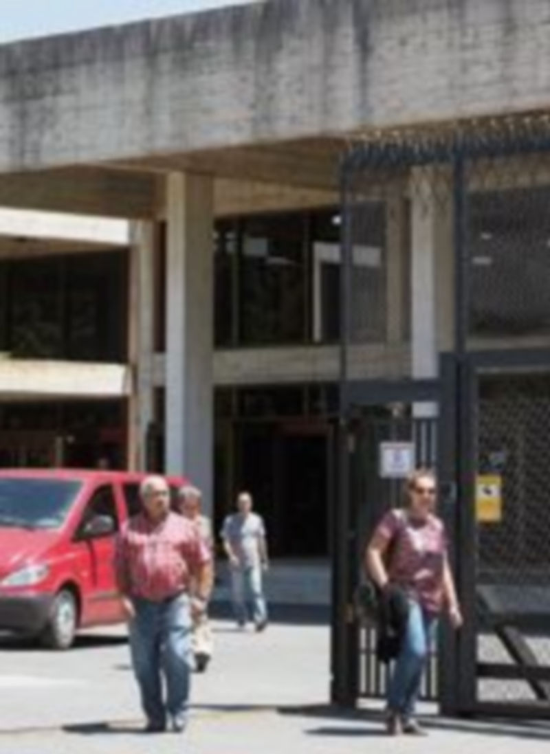 Garona hora cero 1 Varios trabajadores salían ayer de la central. / R.O